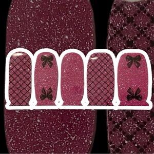 💥2/$24 or 3/$30💥 Color Street nail strips. Color: Kisses & Corsets. NWT